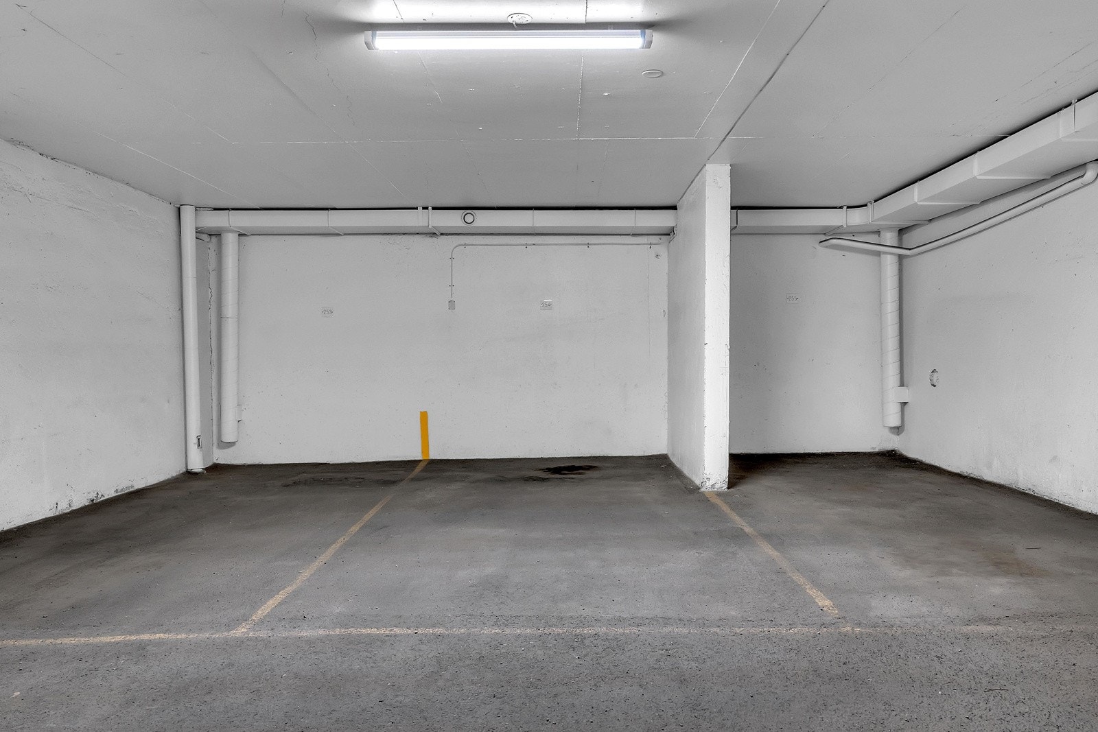 Det medføleger egen garasjeplass hvor man kan montere elbillader Galleribilde