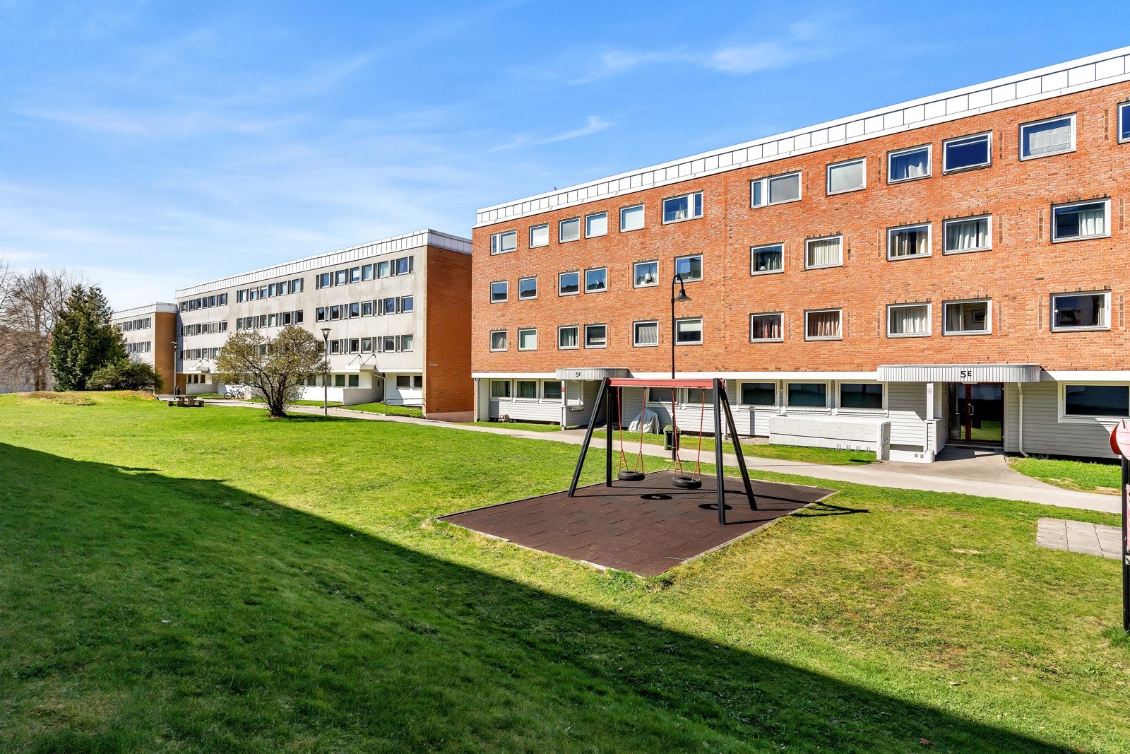 Rett utenfor boligen finner dere flere lekeplasser og samlingspunkter for beboere Galleribilde