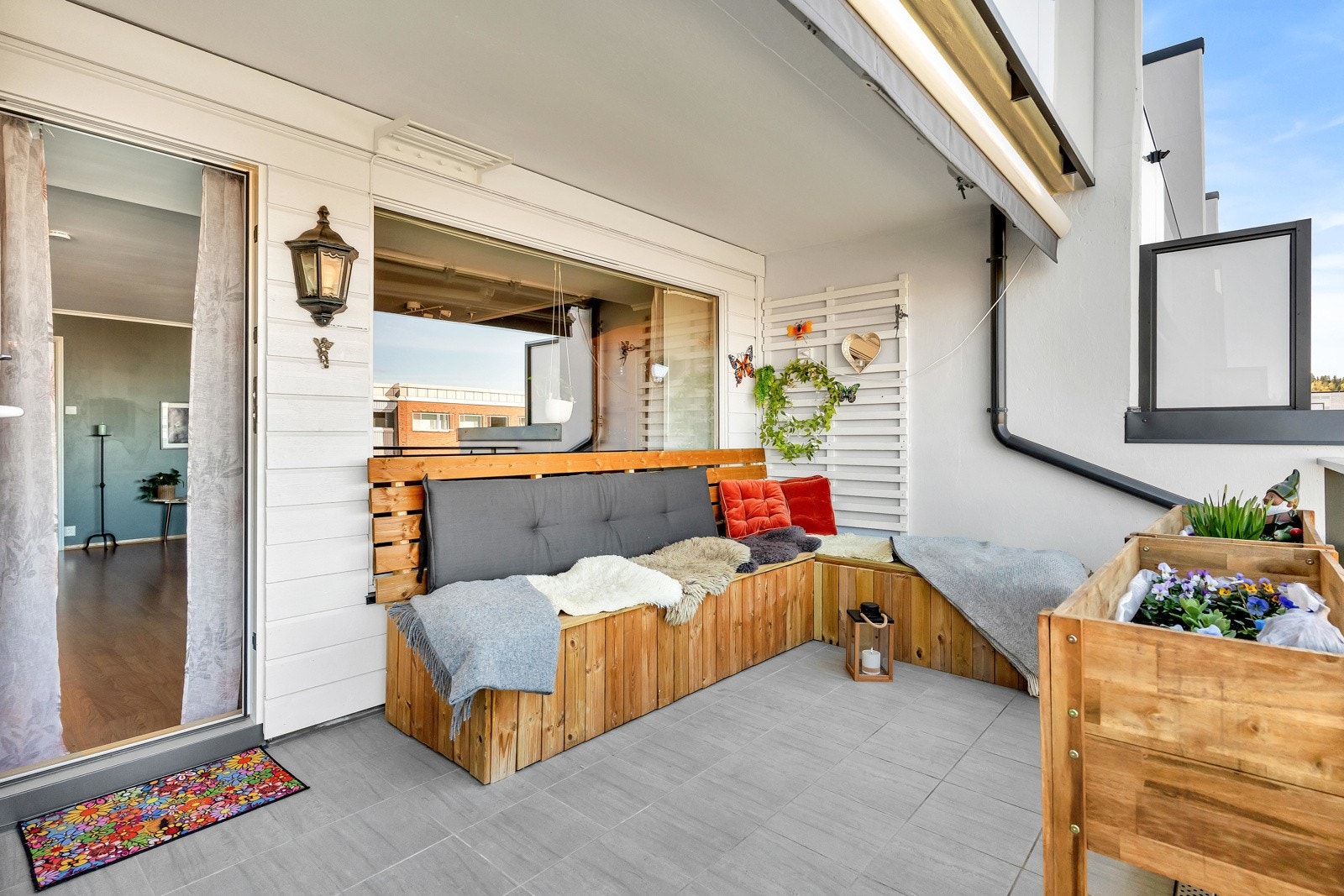 Romslig balkong med egen sittegruppe Galleribilde