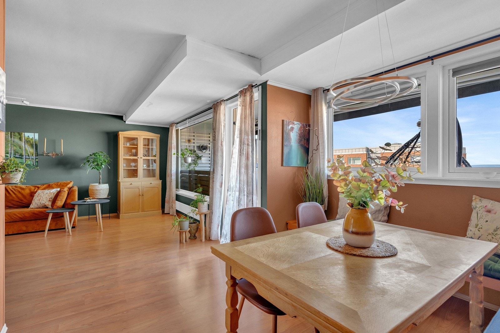 Det er vinduer langs hele vestsiden som slipper inn rikelig med naturlig lys Galleribilde