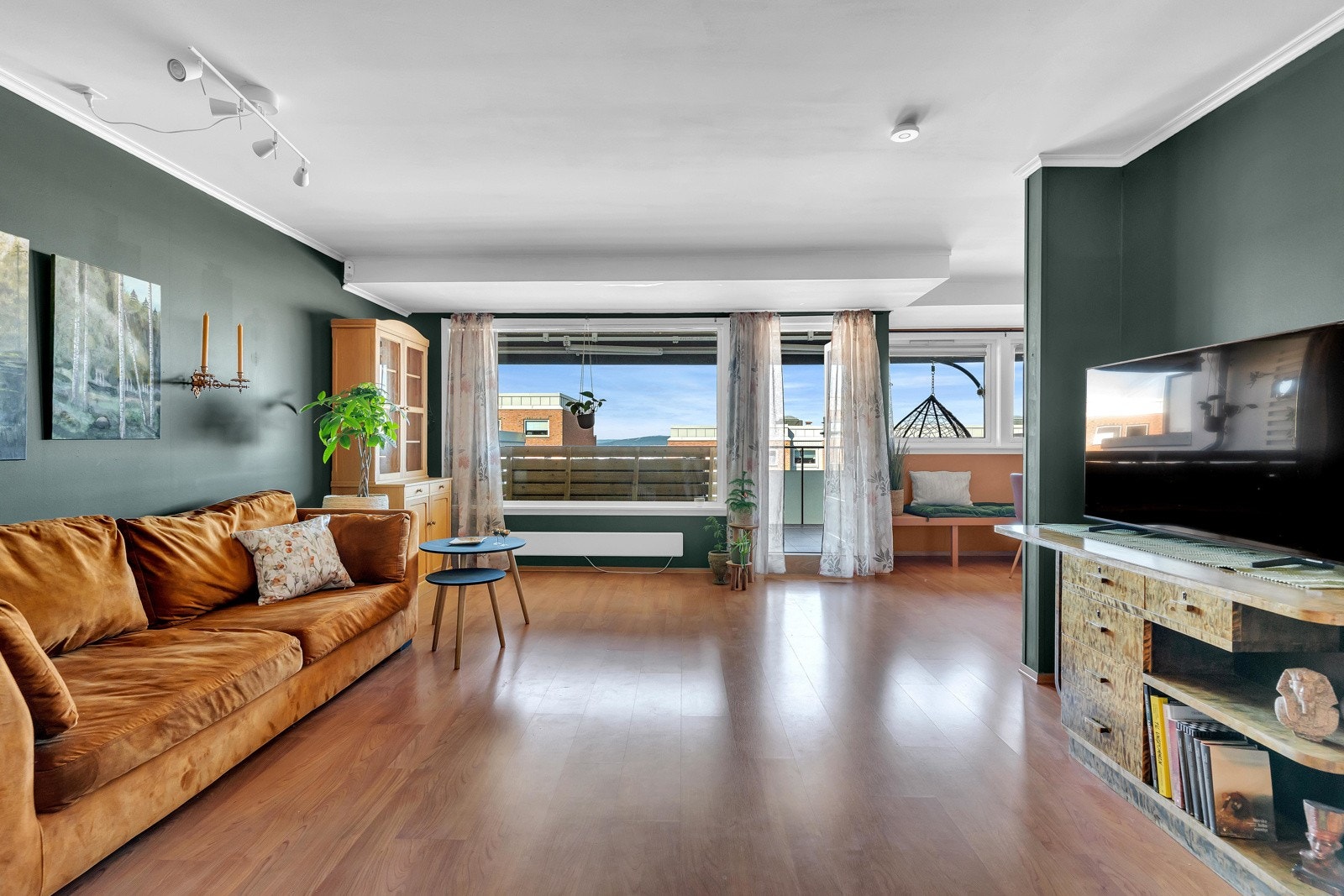 Fra stuen har du utgang til balkong med ny markise Galleribilde