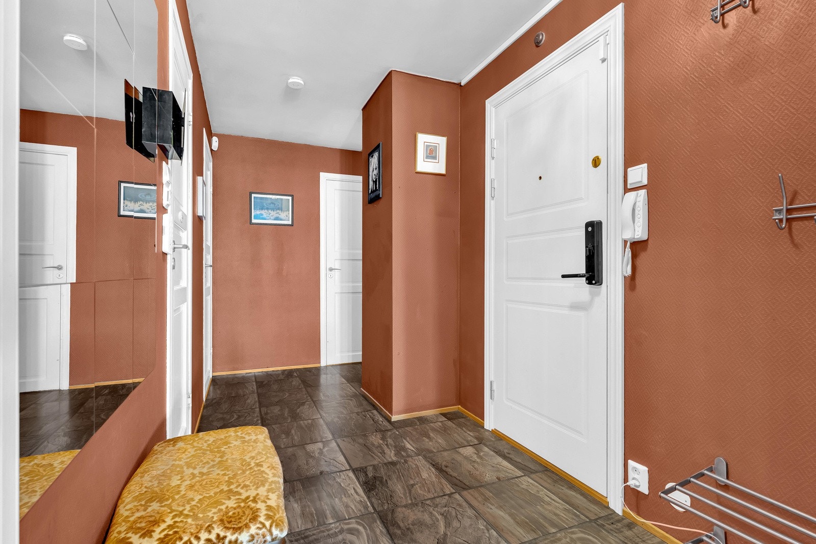 Du kommer inn i et hyggelig inngangsparti hvor du kan henge fra deg yttertøy og sko Galleribilde