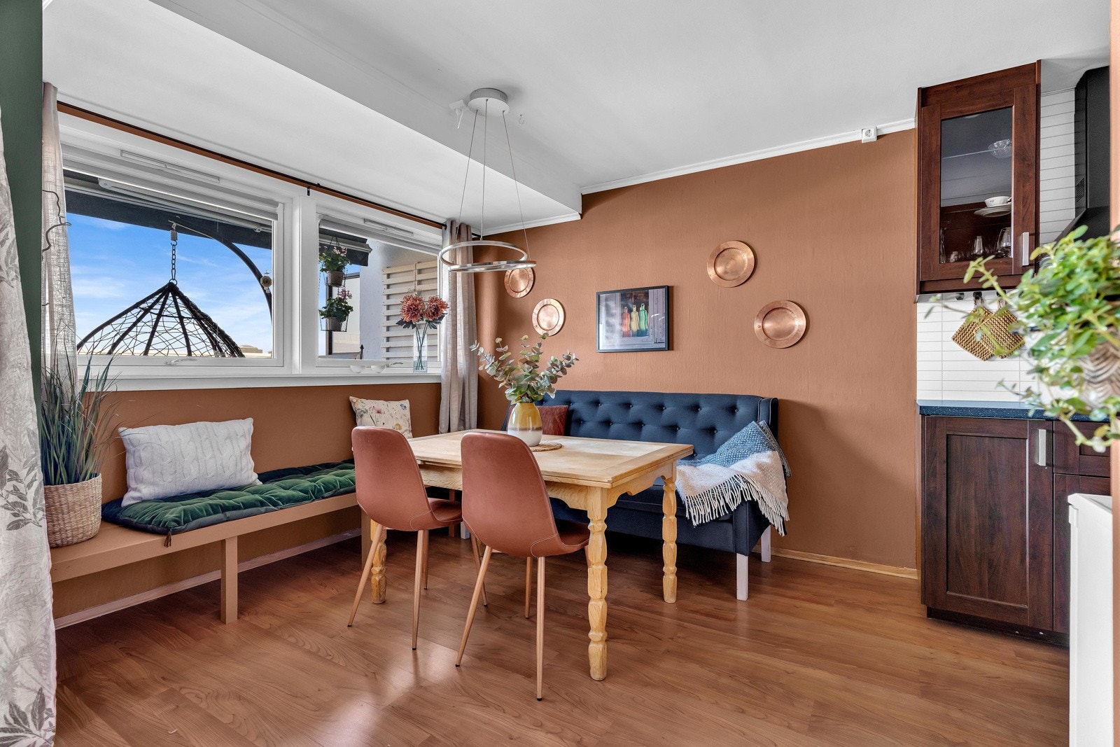 Koselig spisestuekrok hvor familien kan samles for mange deilige måltider Galleribilde