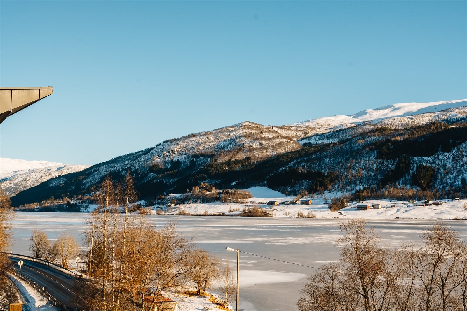 Naturskjønne omgivelser, og meget flott utsikt fra leiligheten. Høyt over bakkenivå. Galleribilde