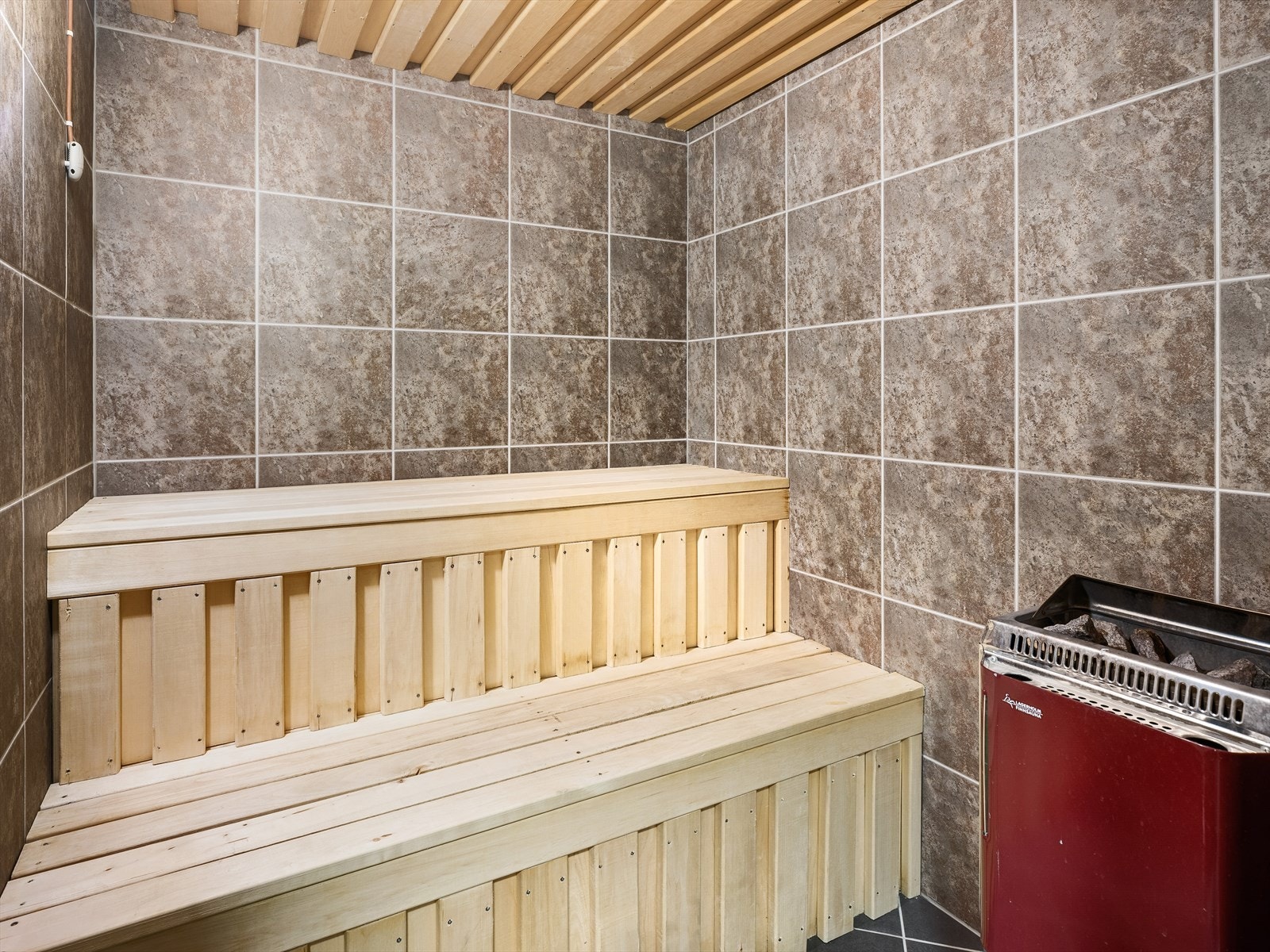 Garderober med dusj, toaletter og badstu (både herre- og dame badstu) i tilknytning til basseng. Galleribilde