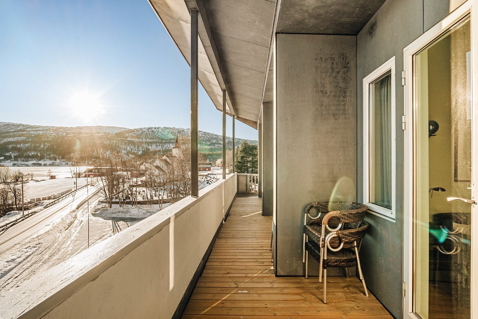 Flott, funksjonell 3-roms toppleilighet over to plan. To altaner, nydelig utsikt, suverene solforhold. Galleribilde