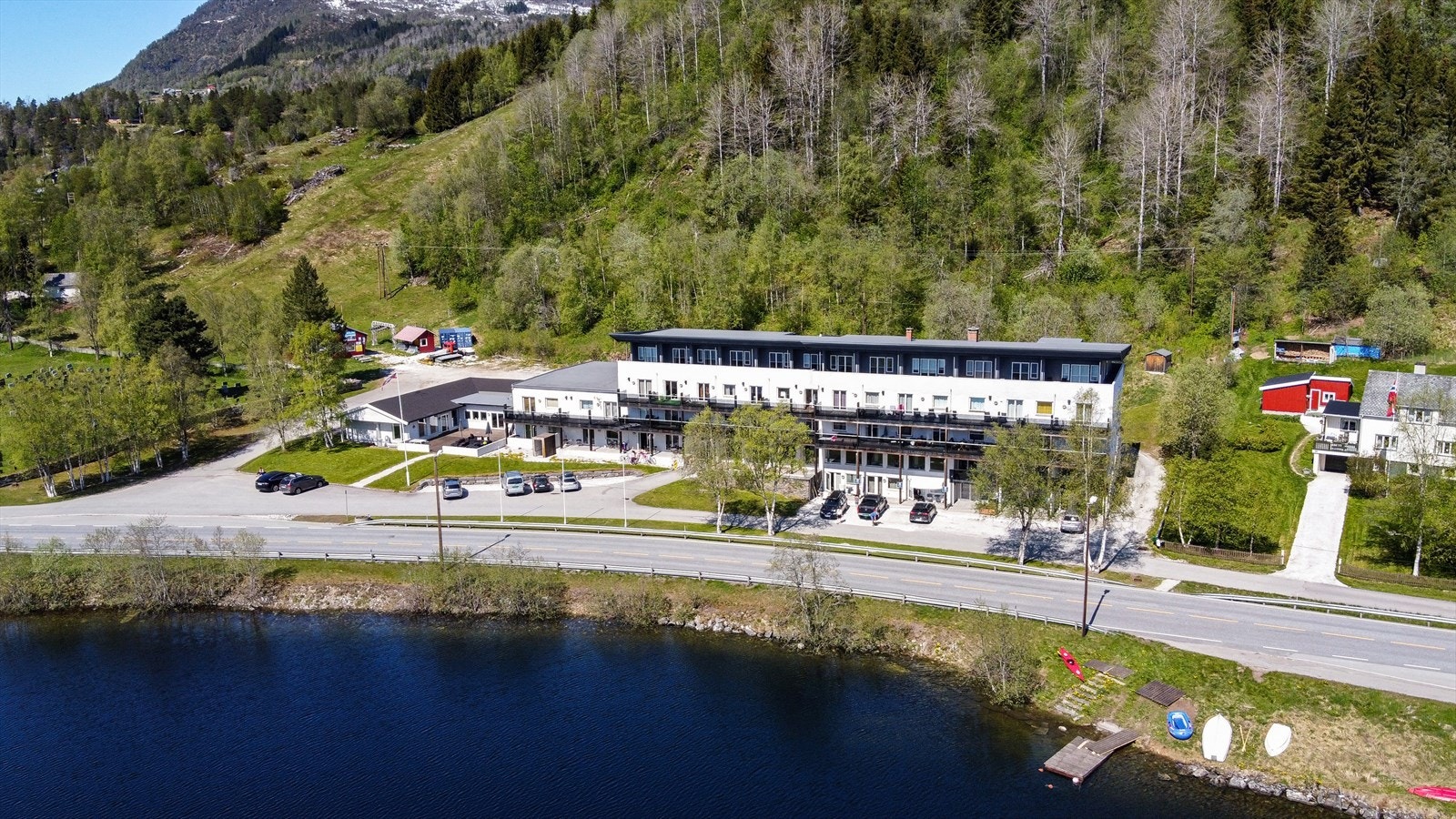 Det er parkeringsplasser på eiendommen, samt montert 5 stk. el-billadere. Galleribilde