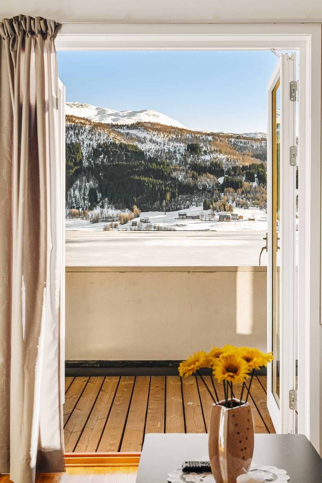 Herlig å kunne trekke rett ut i ettermiddagssolen fra stue. Galleribilde