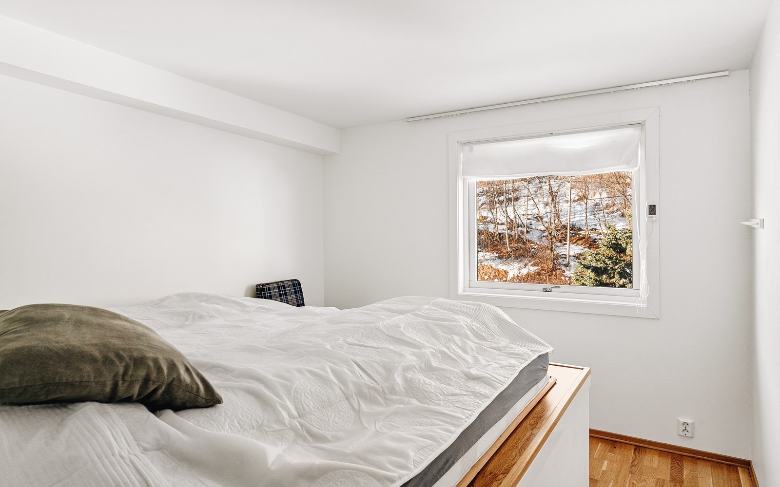 Bakerst med vindu mot byggets bakside er det innredet til barne-/gjesterom. Dette rommet er 9,9 m². Galleribilde