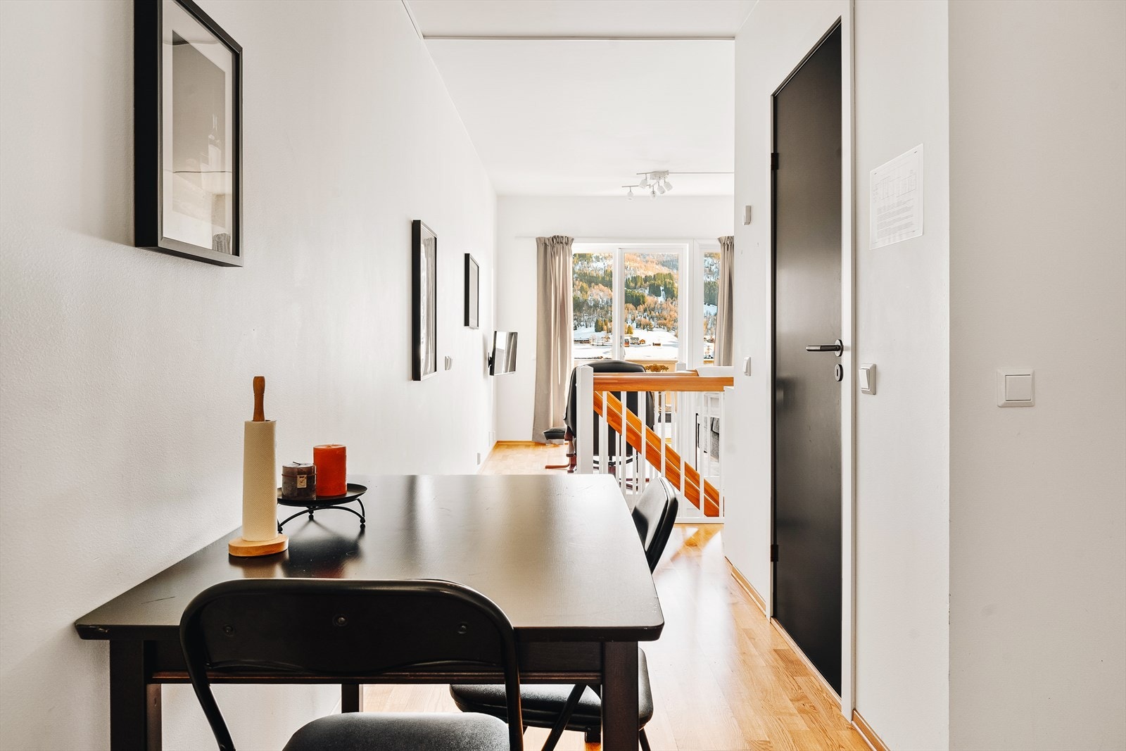 Delvis åpen løsning mellom stue og kjøkken, likevel i separate soner. Galleribilde