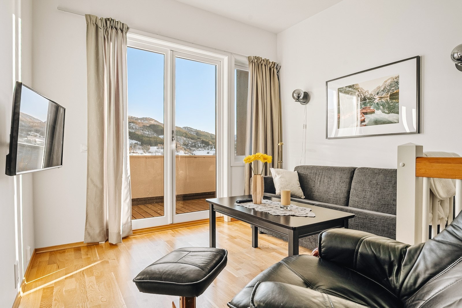 Etasjen er delt opp i soner, med hyggelig stue ved altandører. Galleribilde