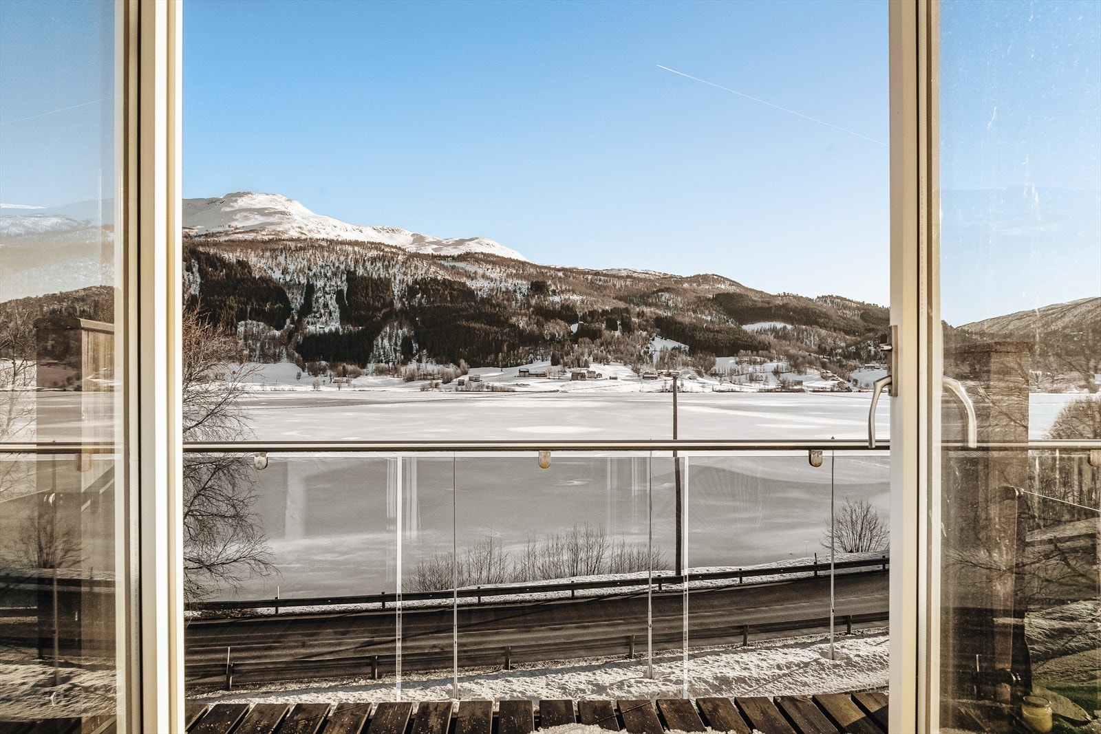 Her våkner du til den vakre utsikten over Oppheimsvannet mot flott fjellandskap. Det er sol fra formiddag til sen kveld. Galleribilde