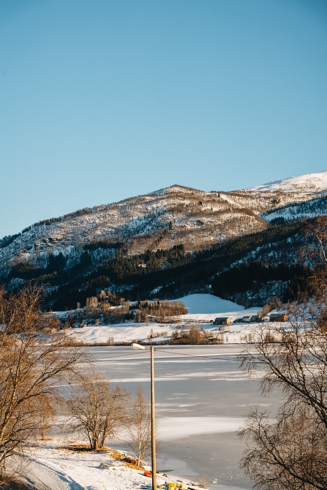 Turmuligheter til beins, på langrenn, topptur eller sykkel ligger på rad og rekke utenfor døren. Galleribilde