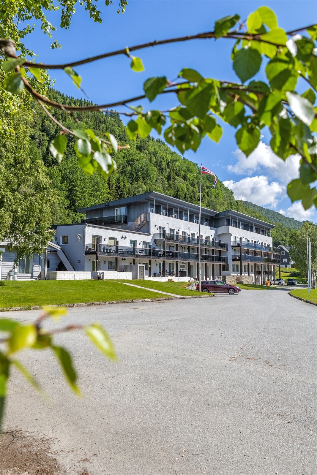 Ombygget/rehabilitert i 2008-2009. Videre betydelig oppgradert i 2019-2024. 15 min kjøring til Myrkdalen, ca. 20 til Voss. Galleribilde