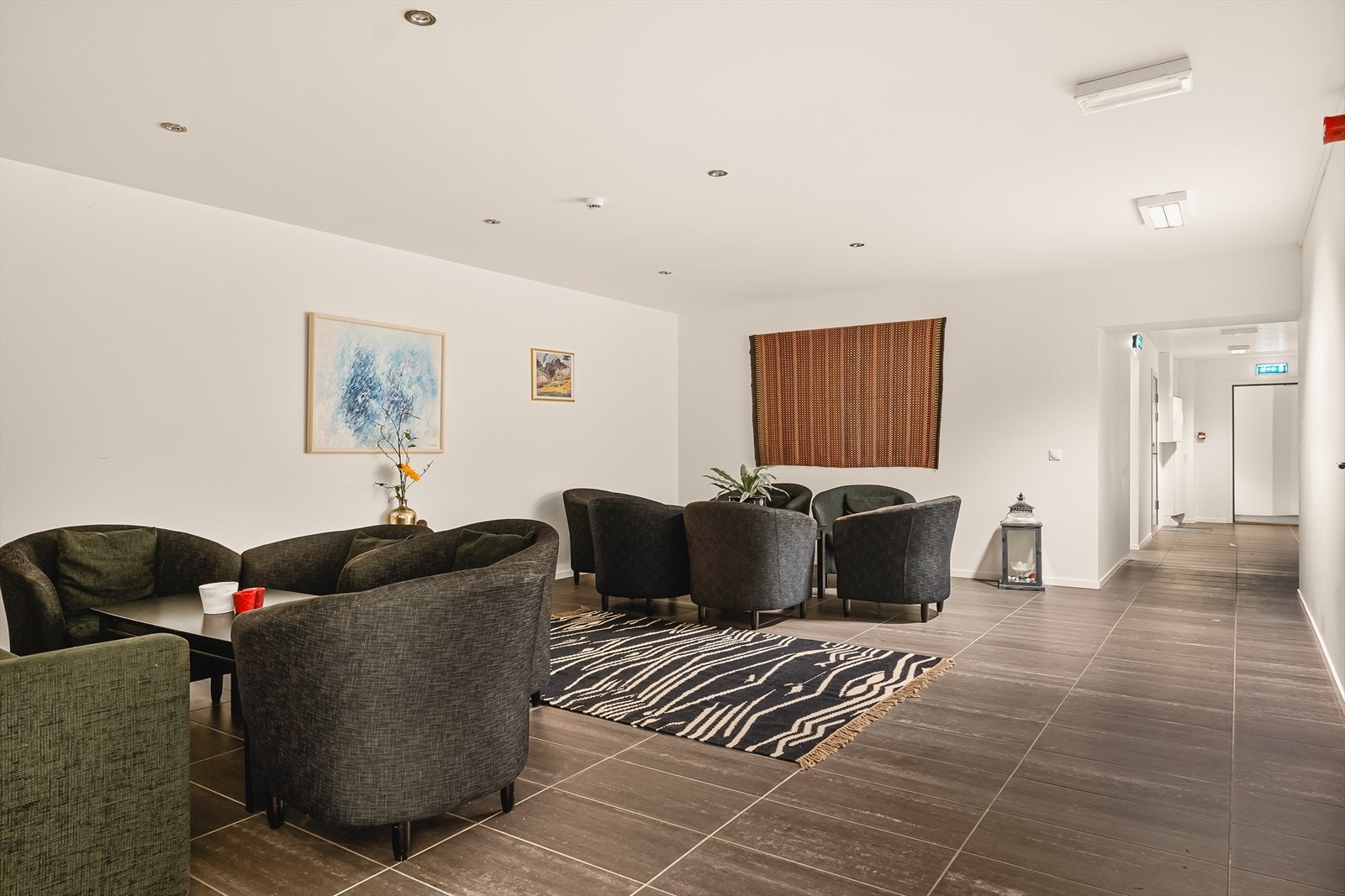 Det er spillrom (bordtennis m.m.) og lounger som gir hyggelige samlingspunkt utenfor leiligheten - særlig kjekt for de minste. Galleribilde