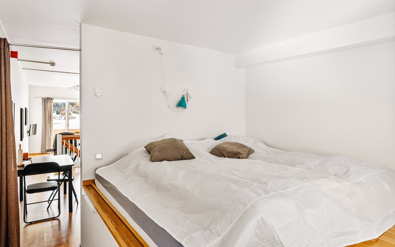 Oppbygget seng på kasse (kan ikke fjernes) gir forhøyet ekstra bred seng. Her er det rom for flere barn på overnattingsbesøk. Galleribilde