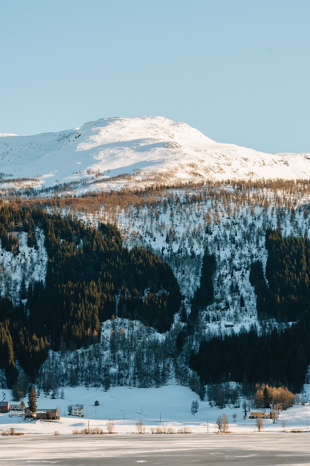 Det tar kun 15 min å kjøre til Myrkdalen for alpinanlegg m.m. Med ca. 20 min til Voss har du også golfbane i nærheten, i tillegg til alpinanlegget som er her. Galleribilde