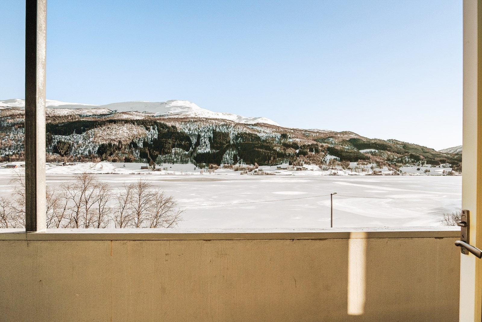 Altan er delvis overbygget, som gjør at møbler står skjermet for vær og vind. Galleribilde