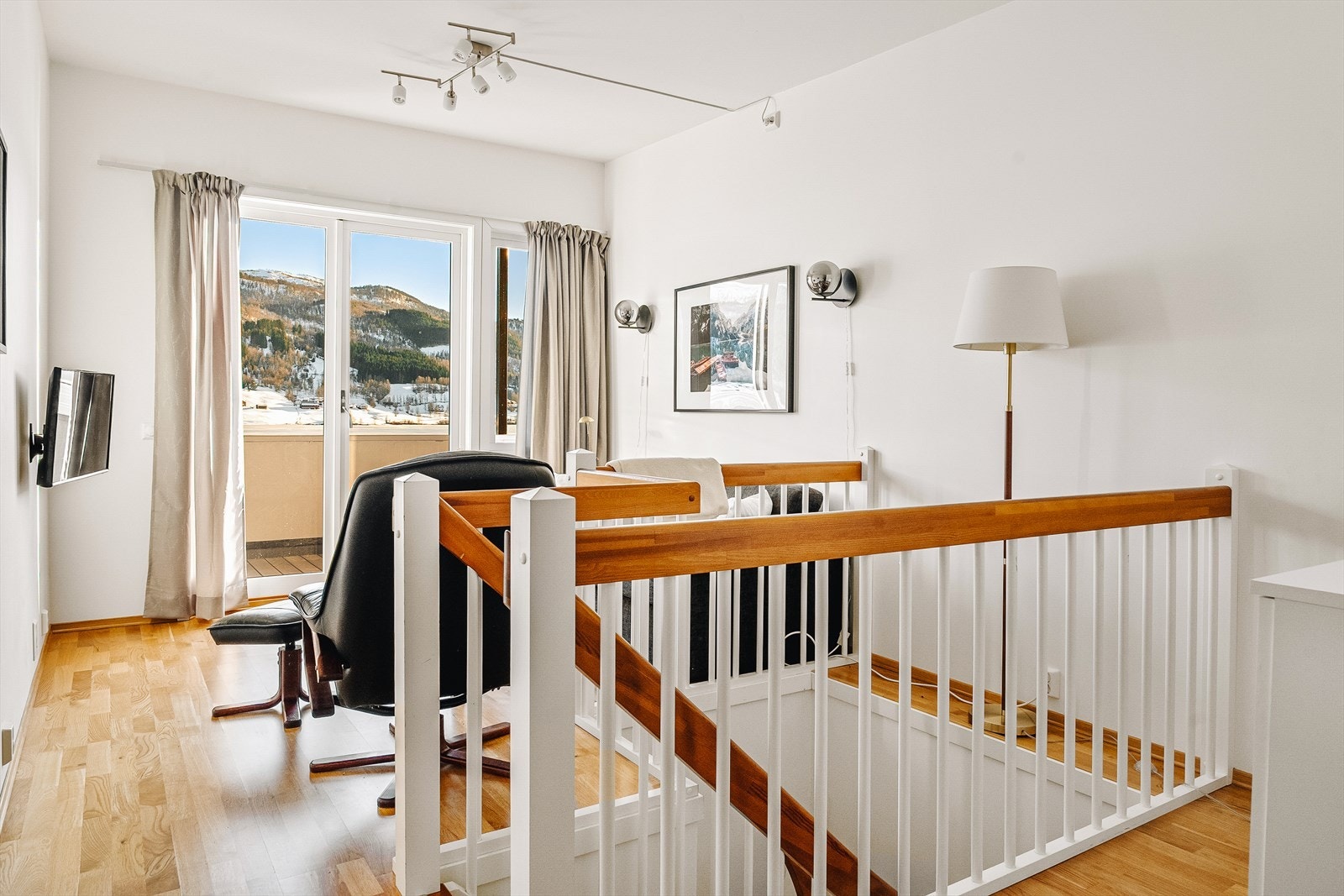 Trapp fra entré fører opp til leilighetens øvre plan i byggets 4. etasje. Galleribilde