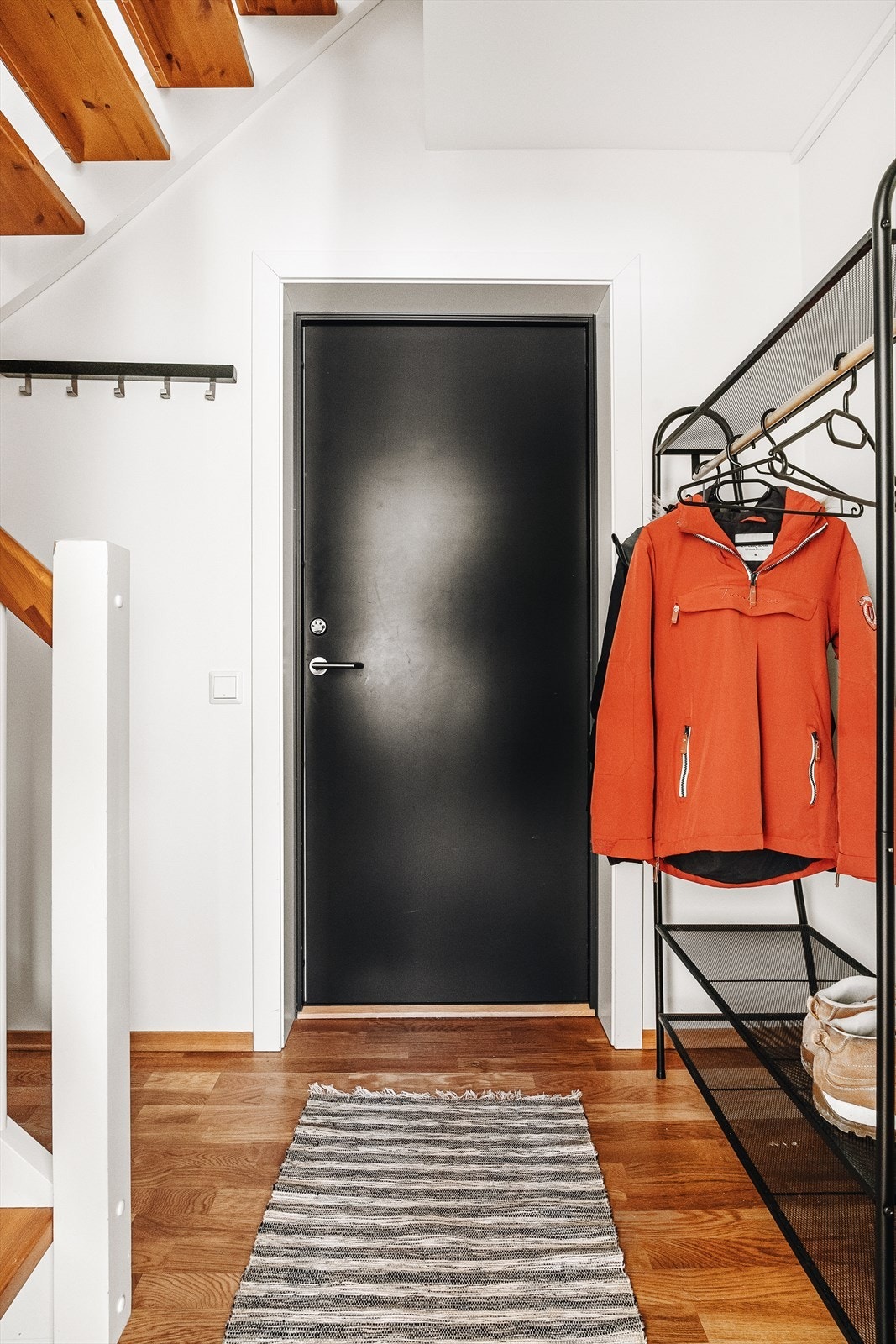 Entré med plass til garderobeløsning. Ytterligere oppbevaring under trapp (selger har en frys her i dag). Galleribilde