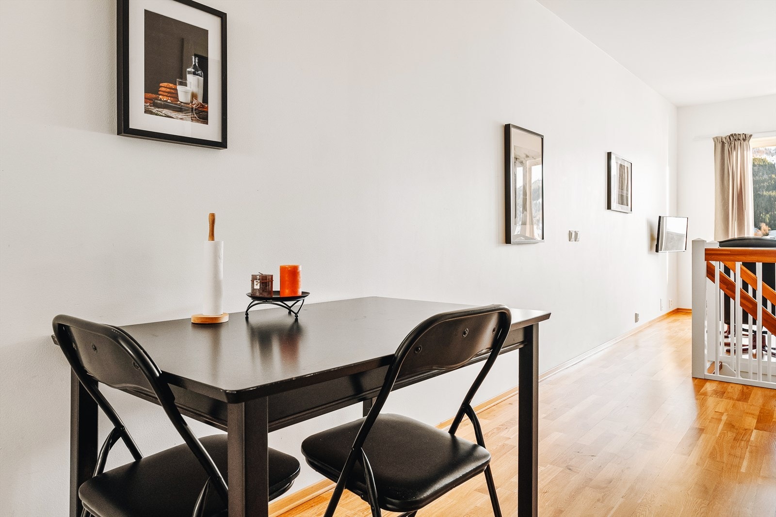 Det er rom for å møblere med spisegruppe i tilknytning til kjøkkenet. Galleribilde