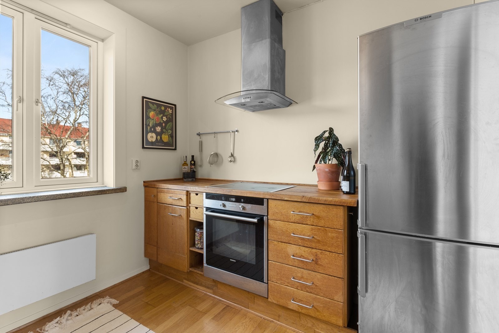 Kjøkkeninnredning med profilerte fronter og heltre benkeplate. Galleribilde