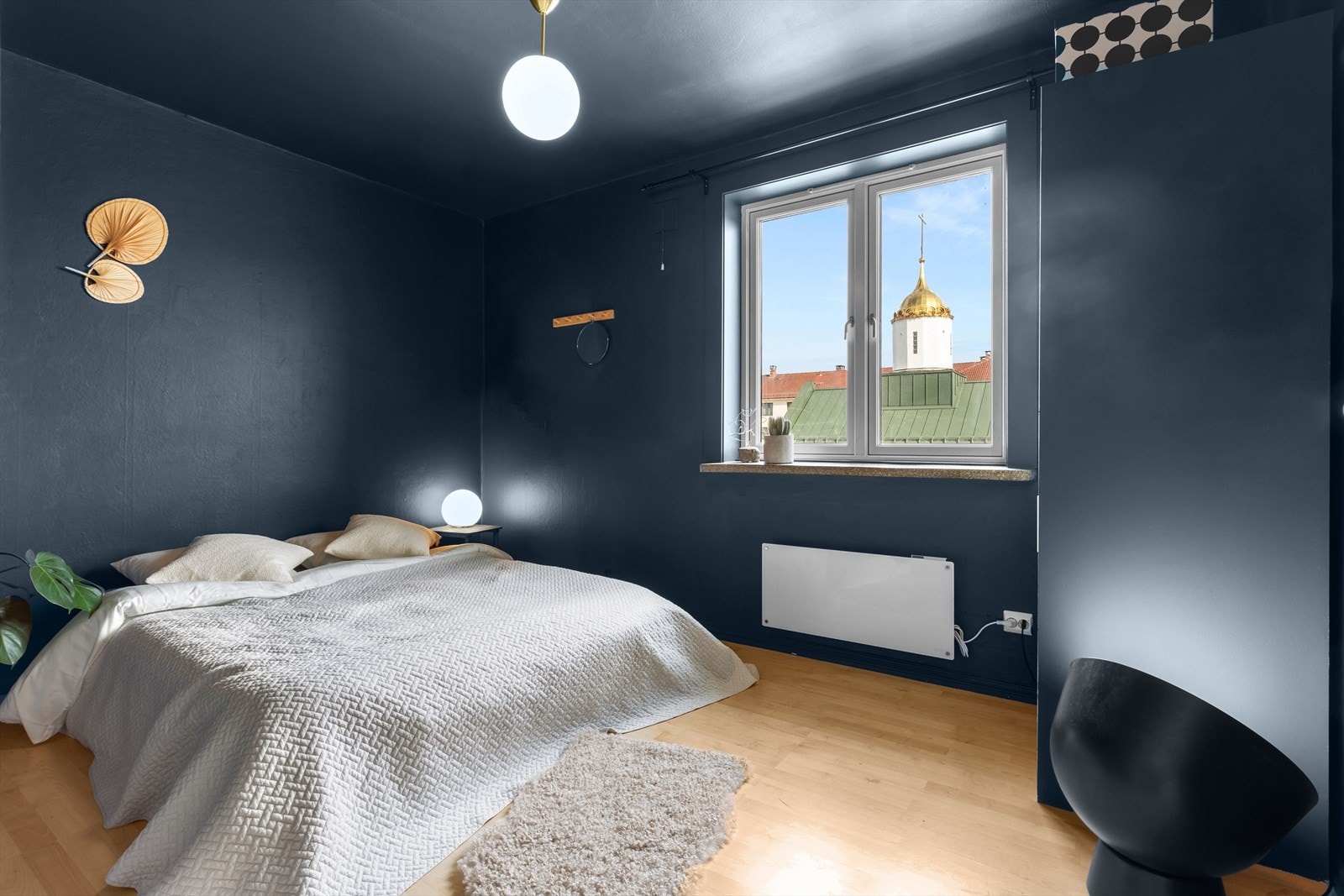 Stort og delikat soverom med god plass til dobbeltseng, tilhørende nattbord og annet ønskelig møblement. Galleribilde