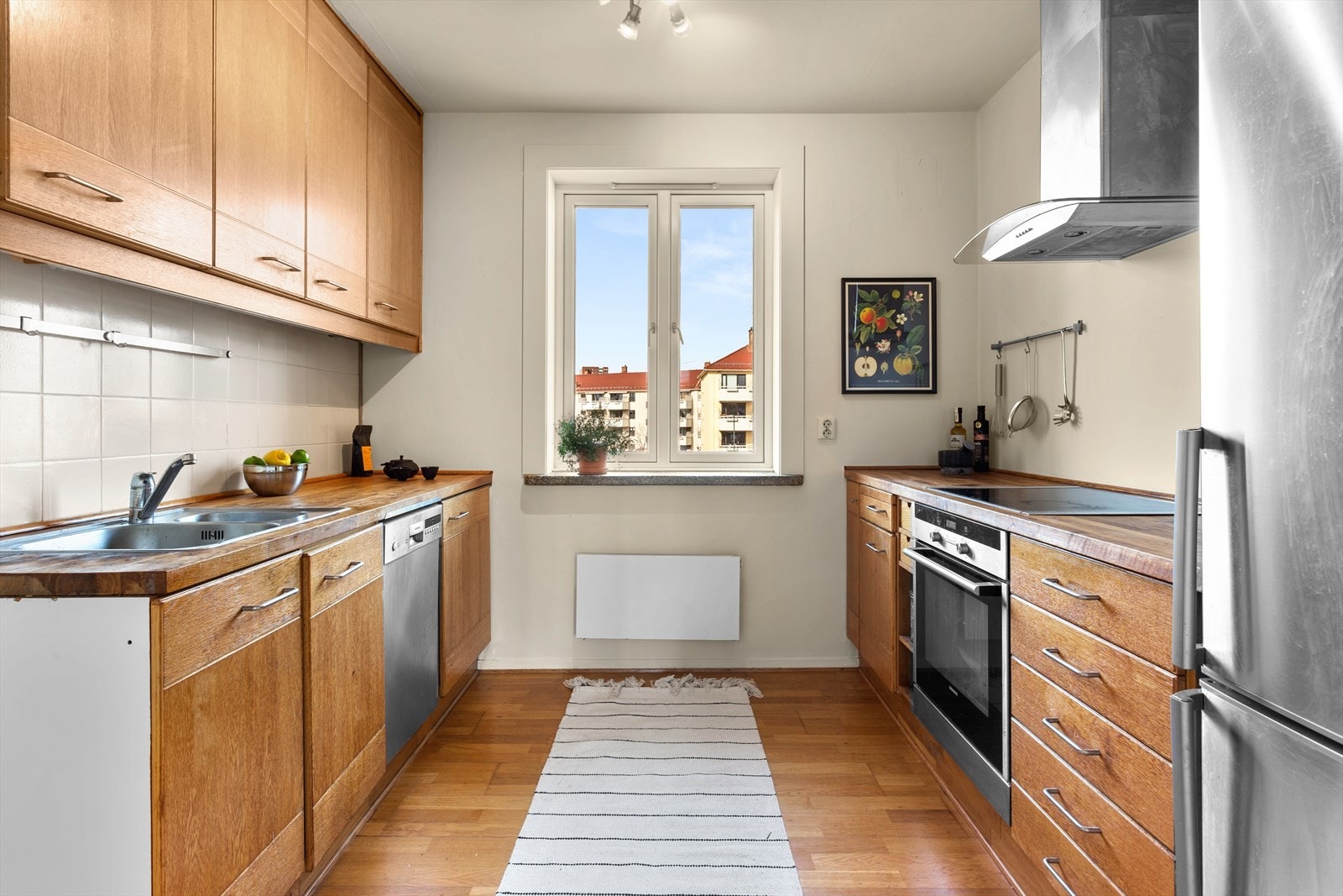 Leiligheten har et pent separat kjøkken med mye skap- og benkeplass. Galleribilde