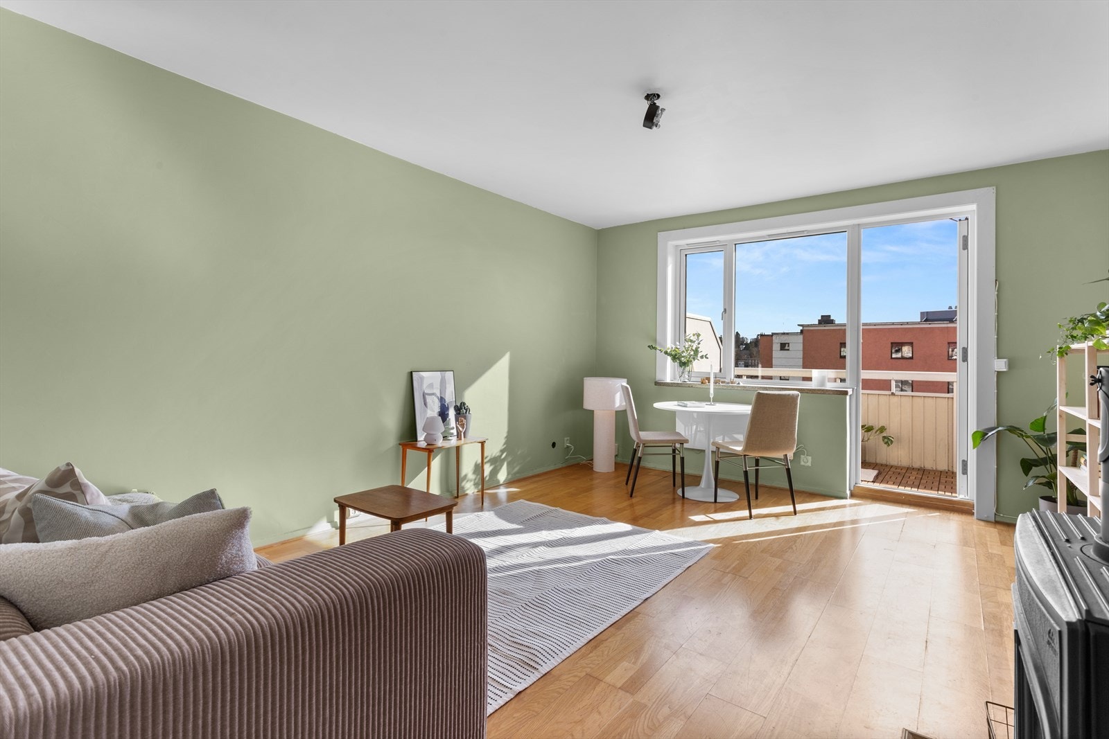 Lys og innbydende stue med direkte adkomst til leilighetens balkong. Galleribilde