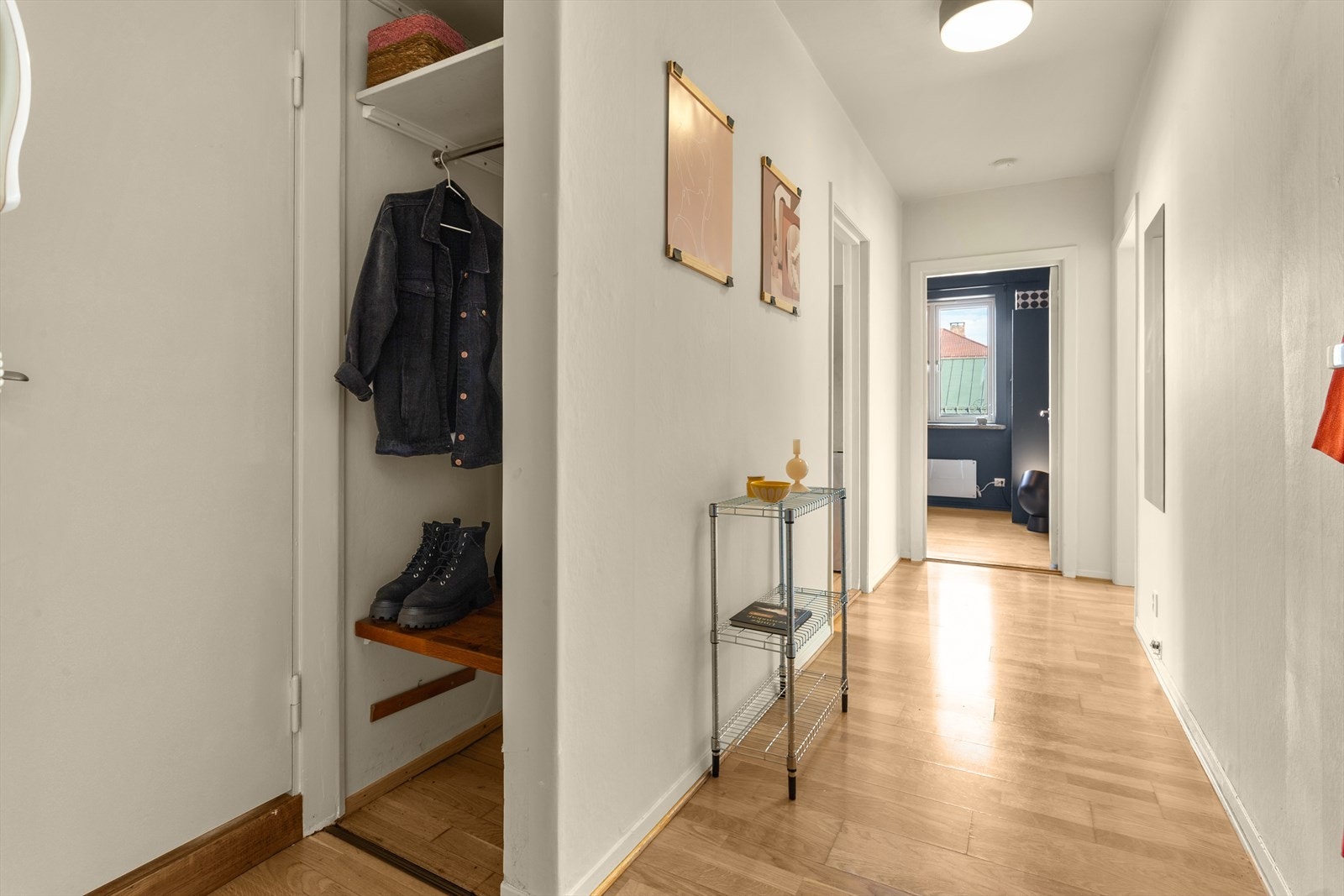 Praktisk løsning hvor man kan henge opp jakker og sette fra seg sko skjult. Galleribilde