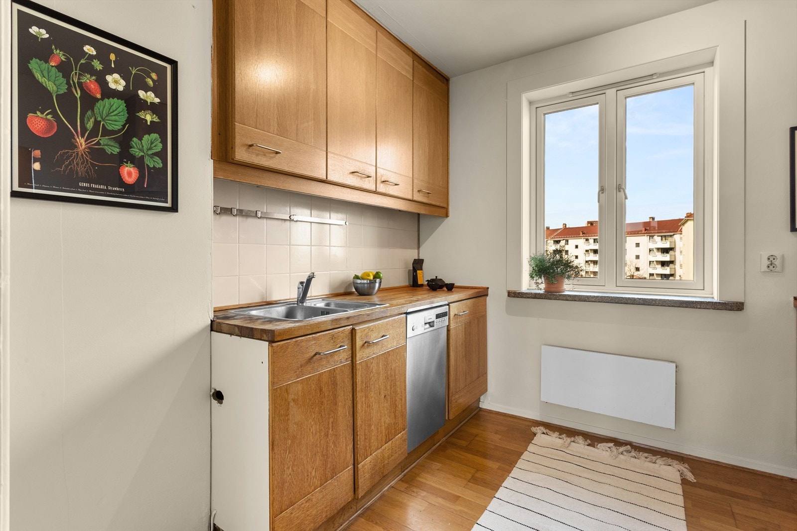 Kjøkkenet er utstyrt med platetopp, kum med ettgreps blandebatteri, ventilator, kjøl/fryseskap, ovn og oppvaskmaskin. Galleribilde