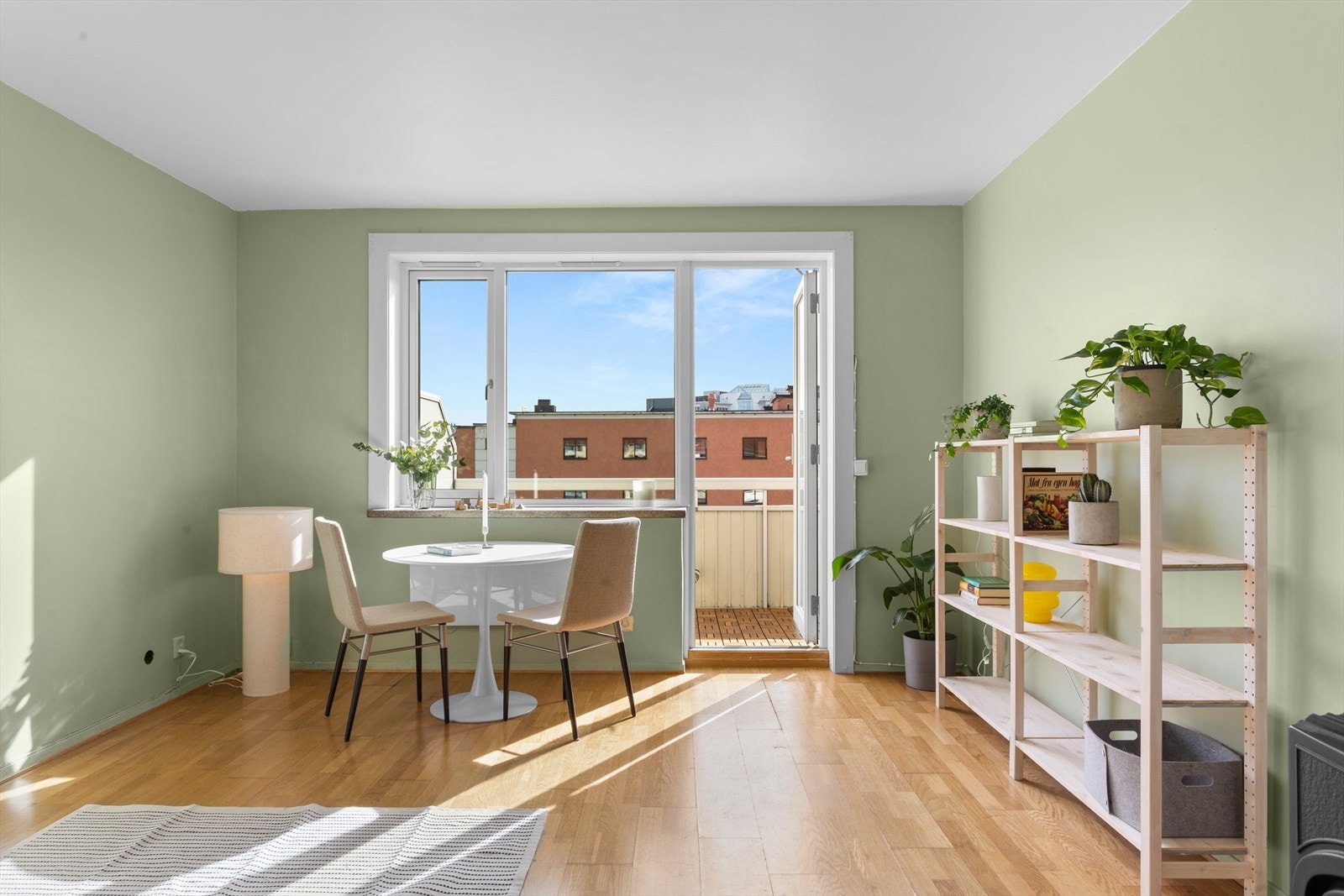 Lekker og delikat 2-roms hjørneleilighet med peis, balkong og egen garasje! Galleribilde