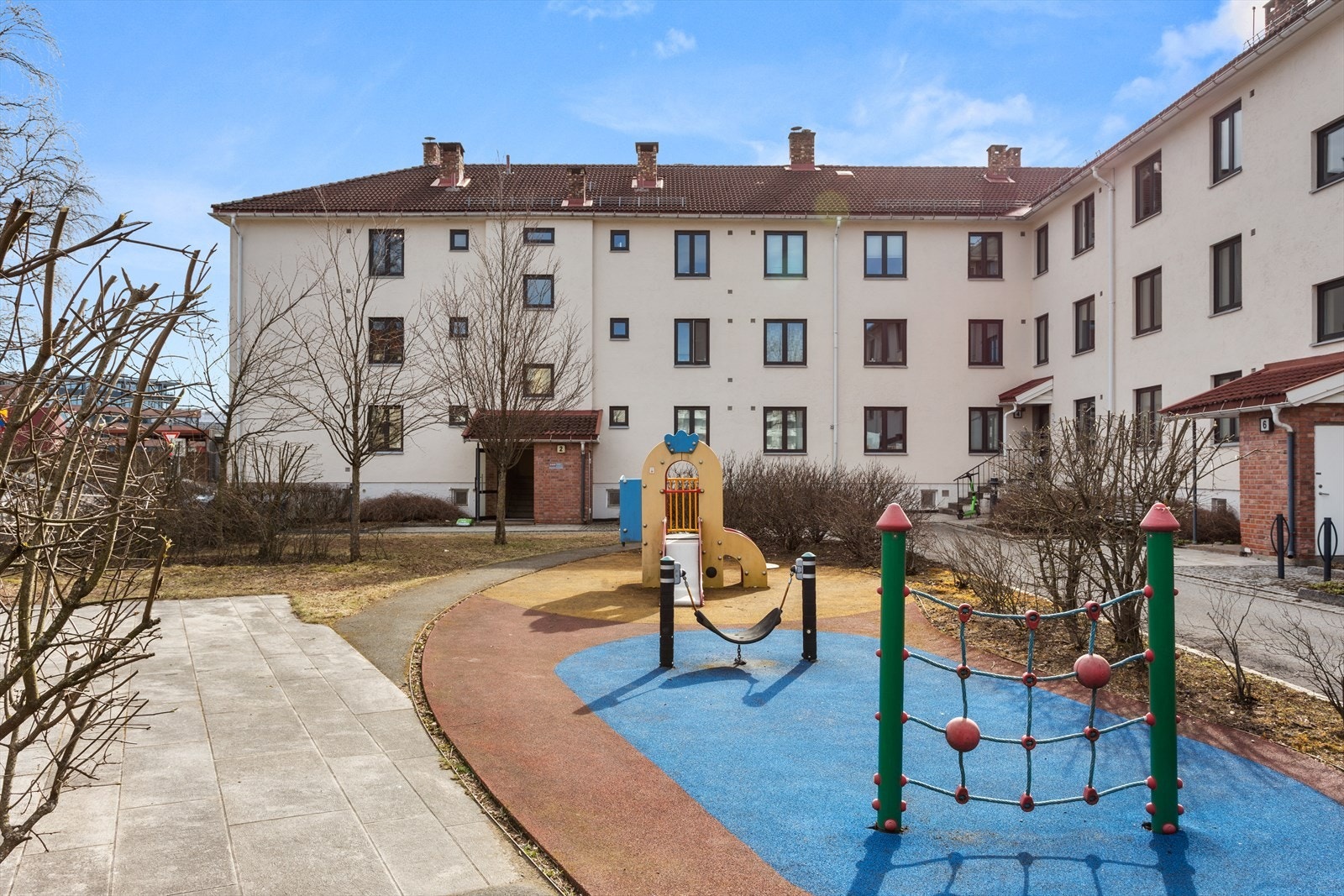 Borettslagets tomt er helt uten gjennomgangstrafikk, hvilket gjør at boligens beliggenhet anses også som svært barnevennlig og rolig. Galleribilde