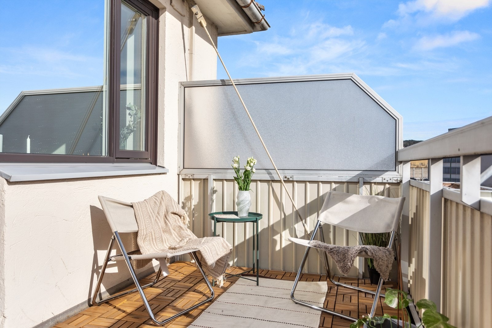 Balkongen byr på gode solforhold, her kan man nyte solrike dager. Galleribilde
