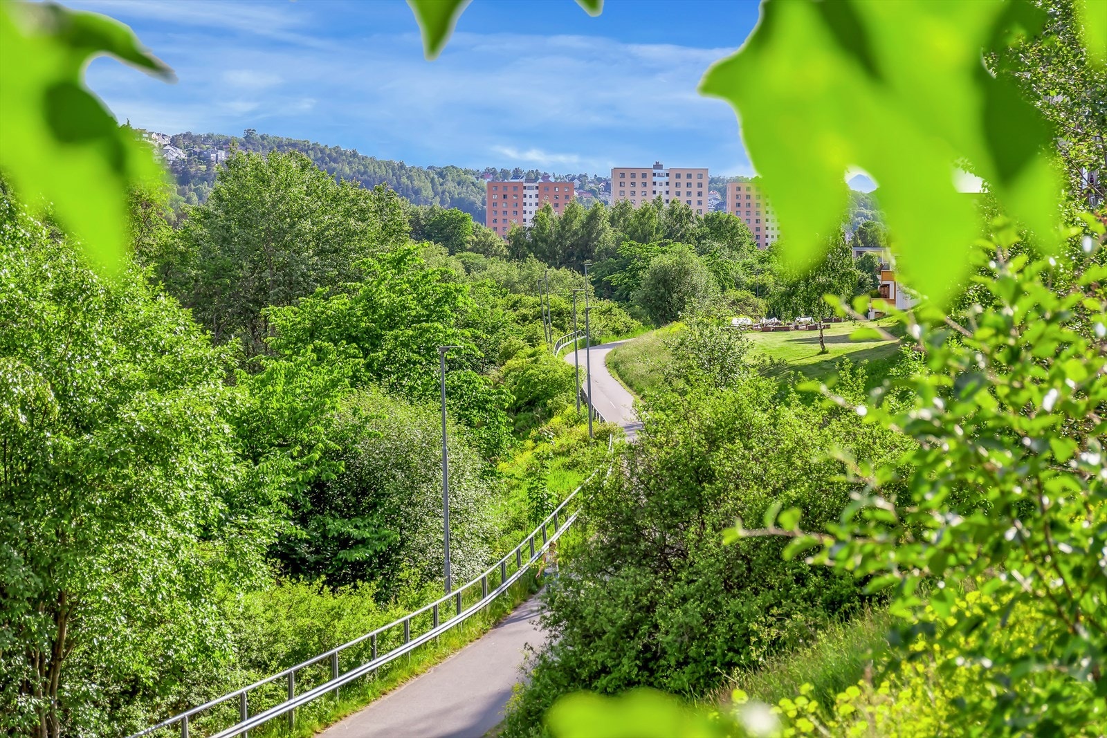 Nabolaget består hovedsakelig av borettslagets egen bebyggelse omkranset av store grøntarealer til felles bruk av beboerne. Galleribilde