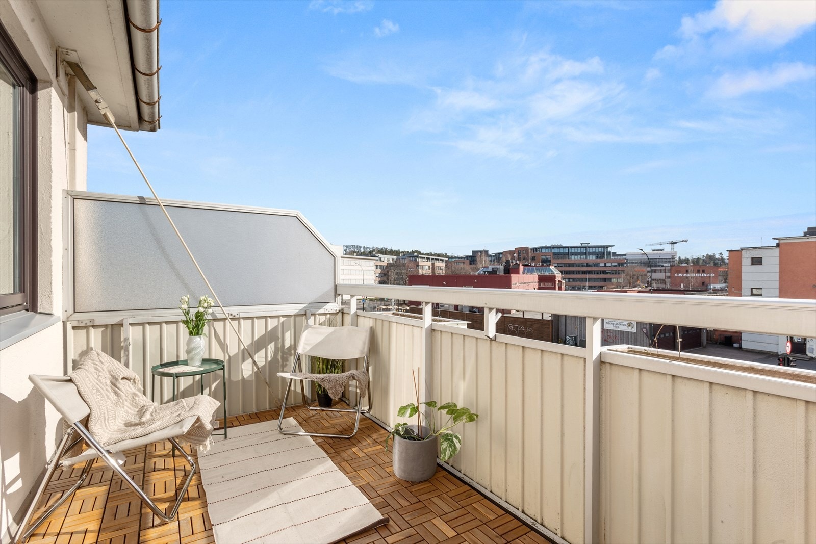 Balkongen er av god størrelse med plass til ønskelig utemøblement. Galleribilde