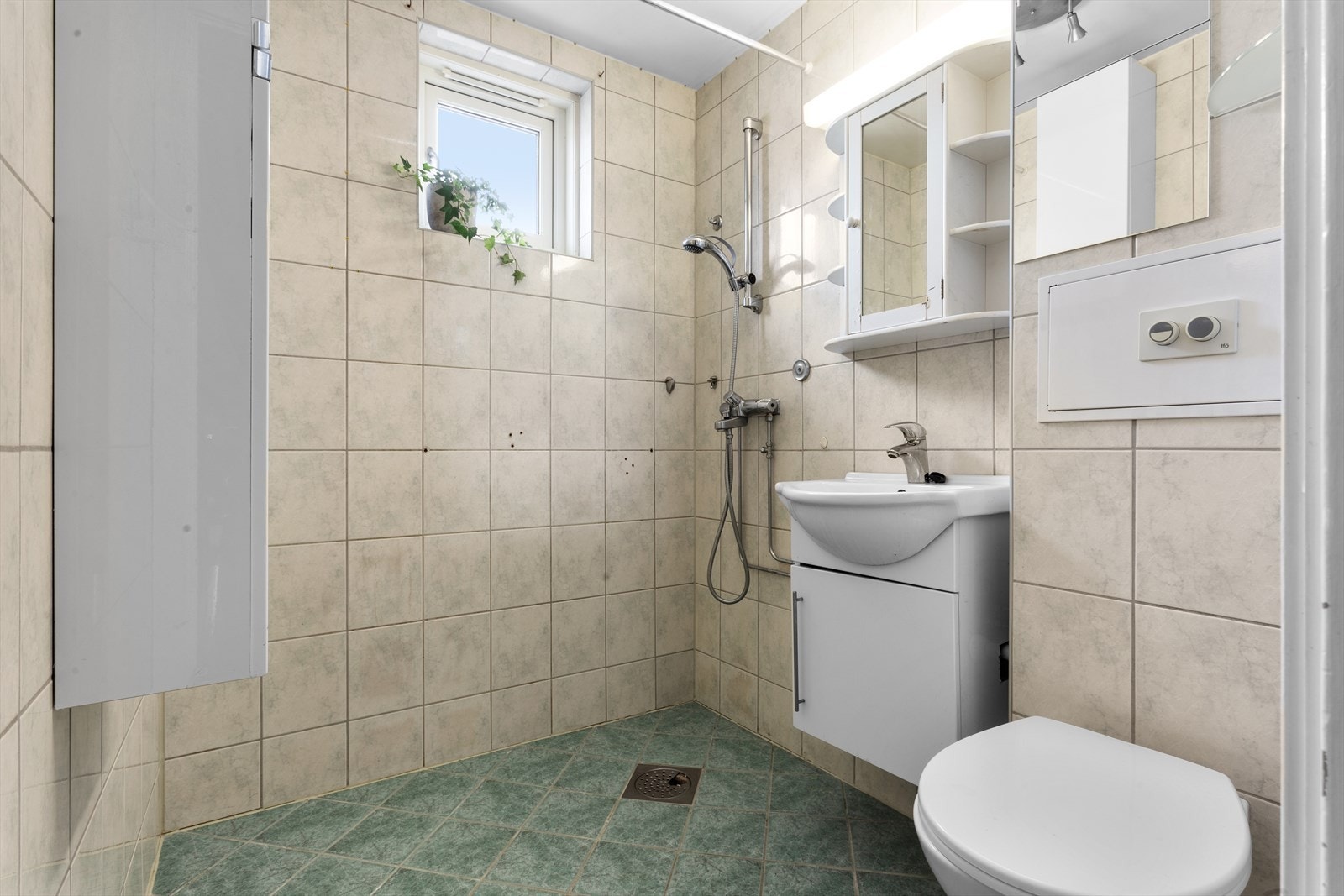 Bad fra 2006 i følge tidligere prospekter, innredet med vegghengt toalett, servantinnredning, servant med ettgreps blandebatteri og dusjarmatur. Galleribilde