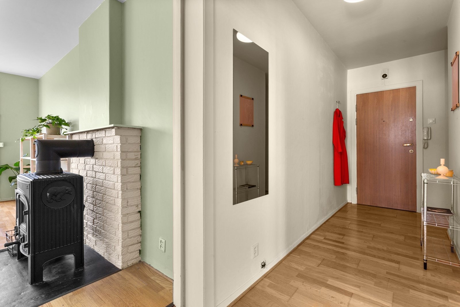 Velkommen inn! Trivelig entré med gode muligheter til å henge opp jakker og sette fra seg sko. Galleribilde