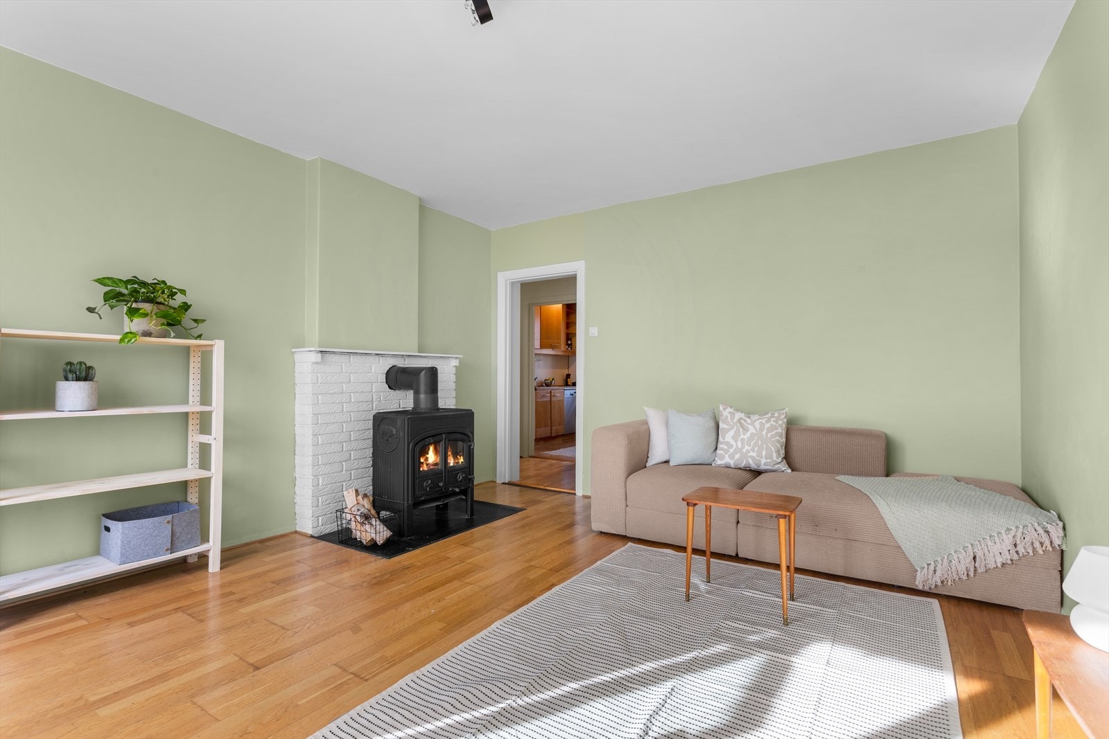 Stuen har pent malte overflater i tidsriktige farger, kombinert med en flott parkett. Galleribilde