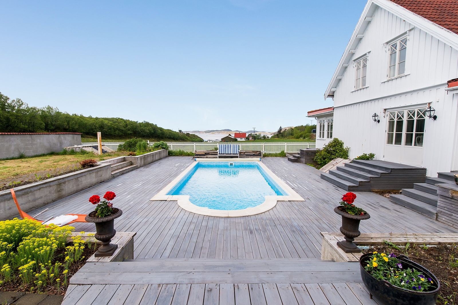 Nyt varme sommerdager ved ditt eget basseng. Perfekt for både avslapning og moro med familie og venner. Galleribilde