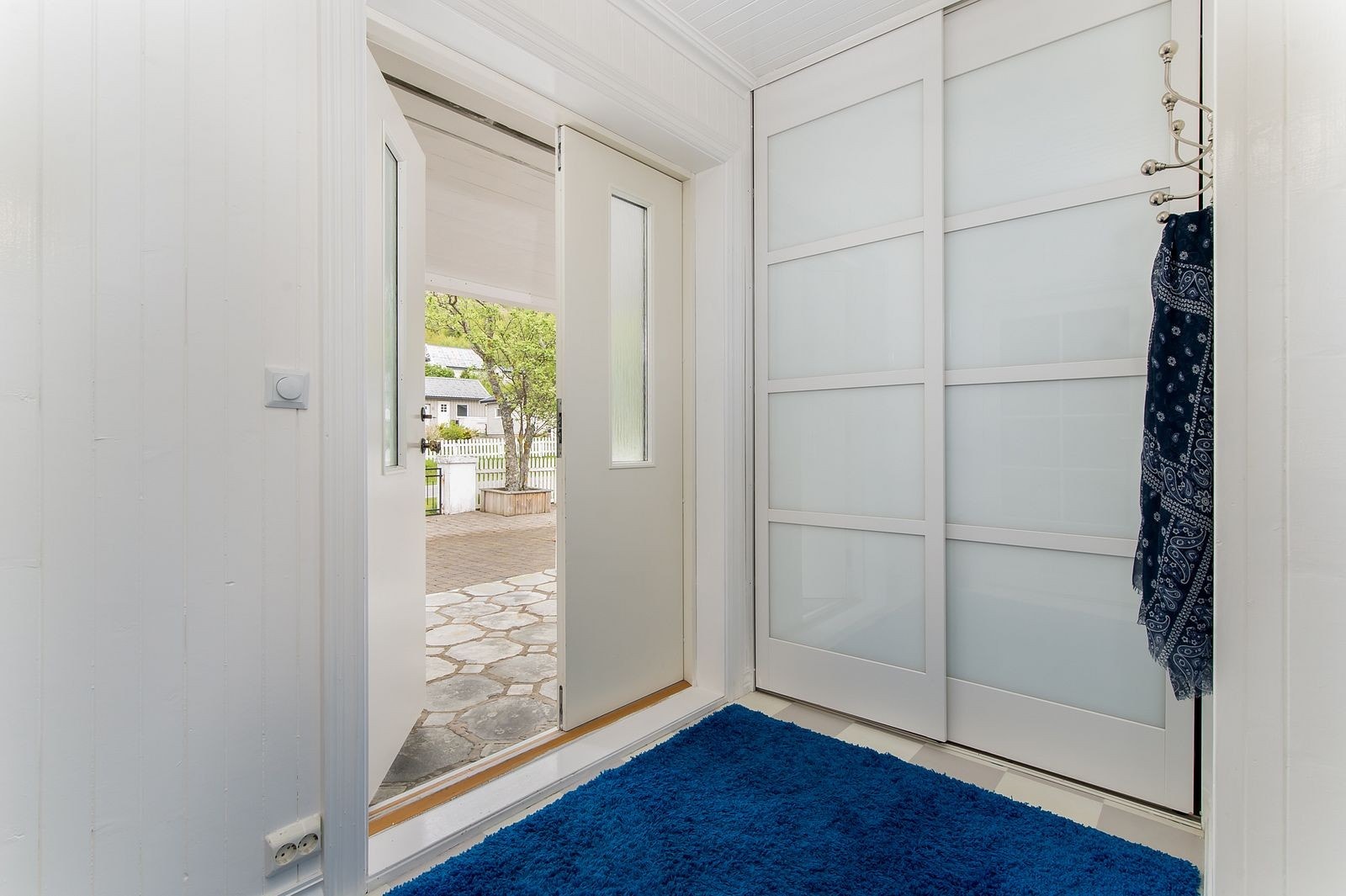Velkommen inn. Yttergang med praktisk skyvedørsgarderobe. Galleribilde