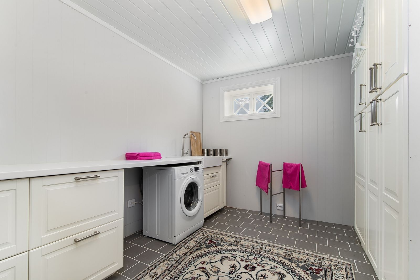 Stort vaskerom og godt med skapplass. Galleribilde