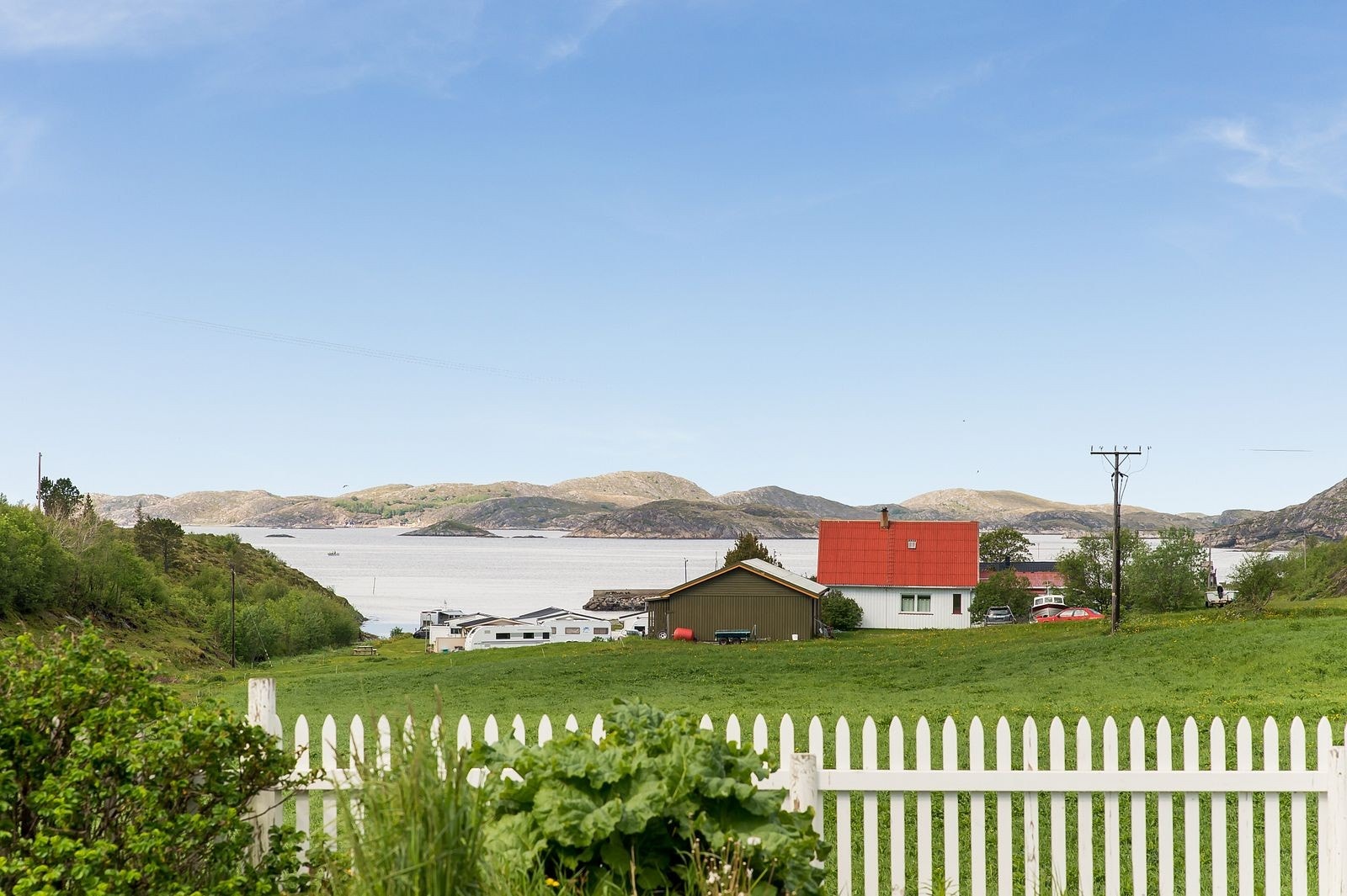Vill og vakker natur like utenfor stuedøren. Merkede turstier og spennende skjærgård med holmer og øyer. Galleribilde