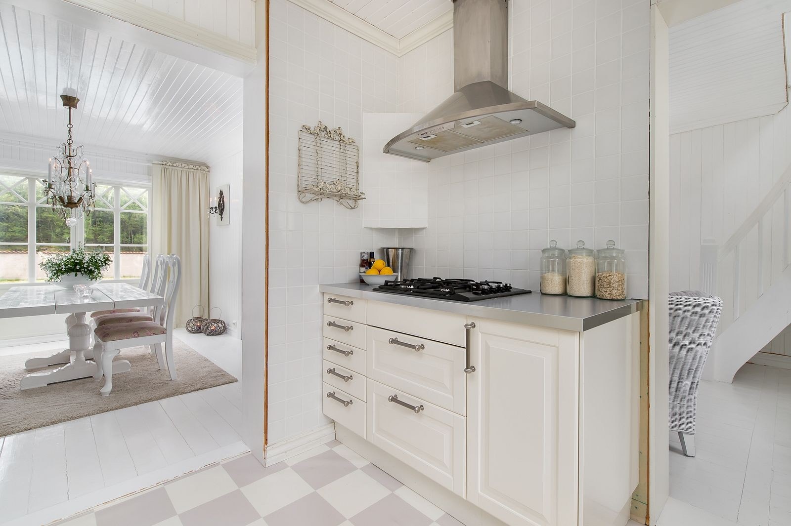 Utstyrt med integrert komfyr, kombinert komfyr/ micro, oppvaskmaskin, kjøl/ frys og gass koketopp. Galleribilde