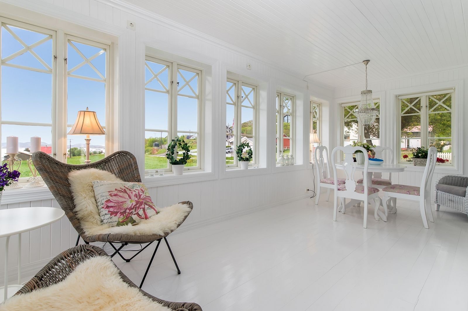 Store vindusflater slipper inn rikelig med naturlig lys og gir en fantastisk utsikt over det vakre landskapet. Galleribilde