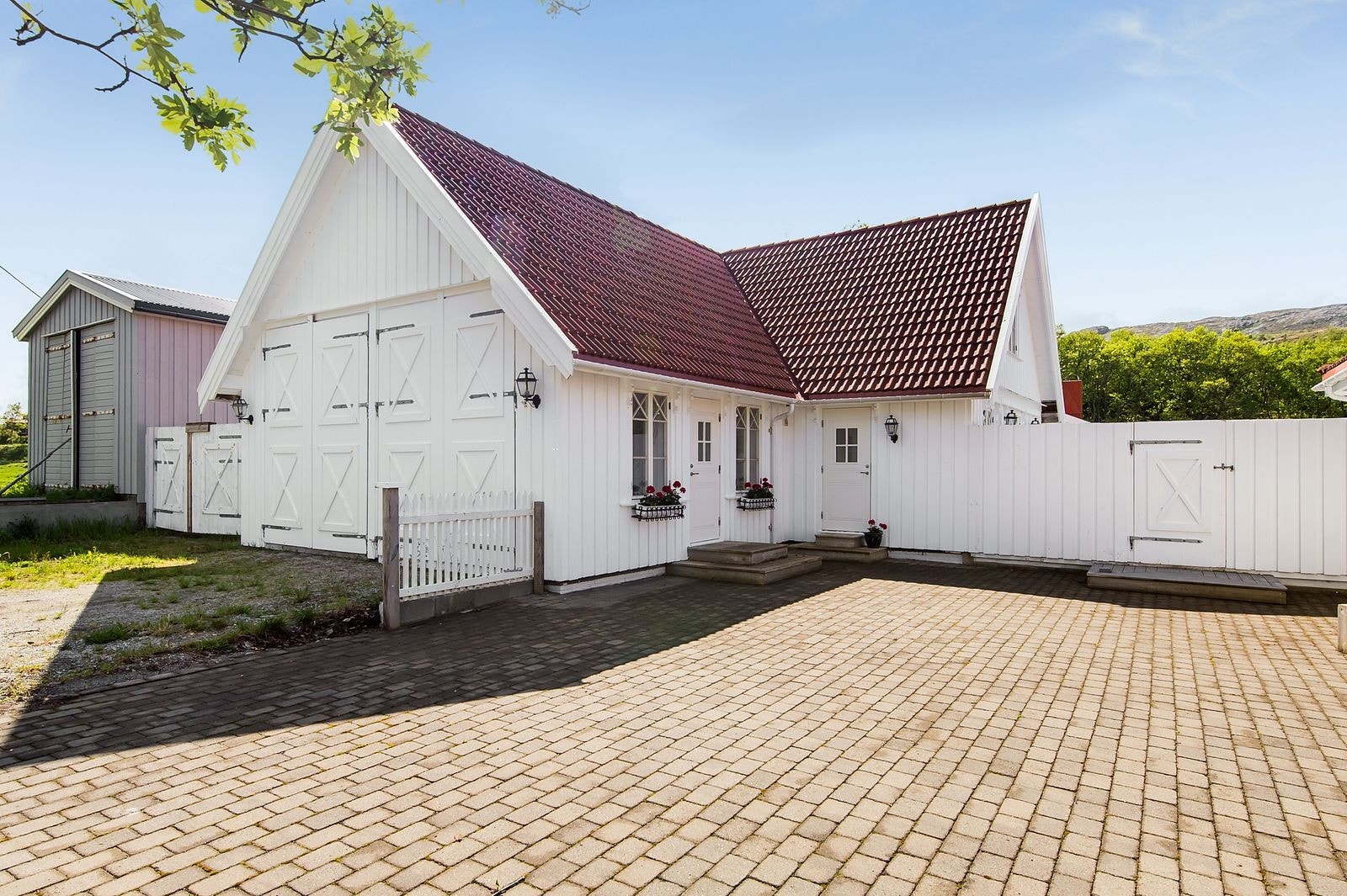 Garasje / anneks med innredet oppholdsrom og stort vaskerom/bad i 1. etasje og stort hemsrom. Galleribilde