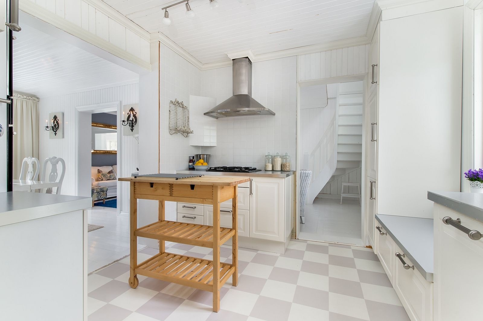 kjøkkenventilator med rustfri stålhette med avtrekk ut. Galleribilde