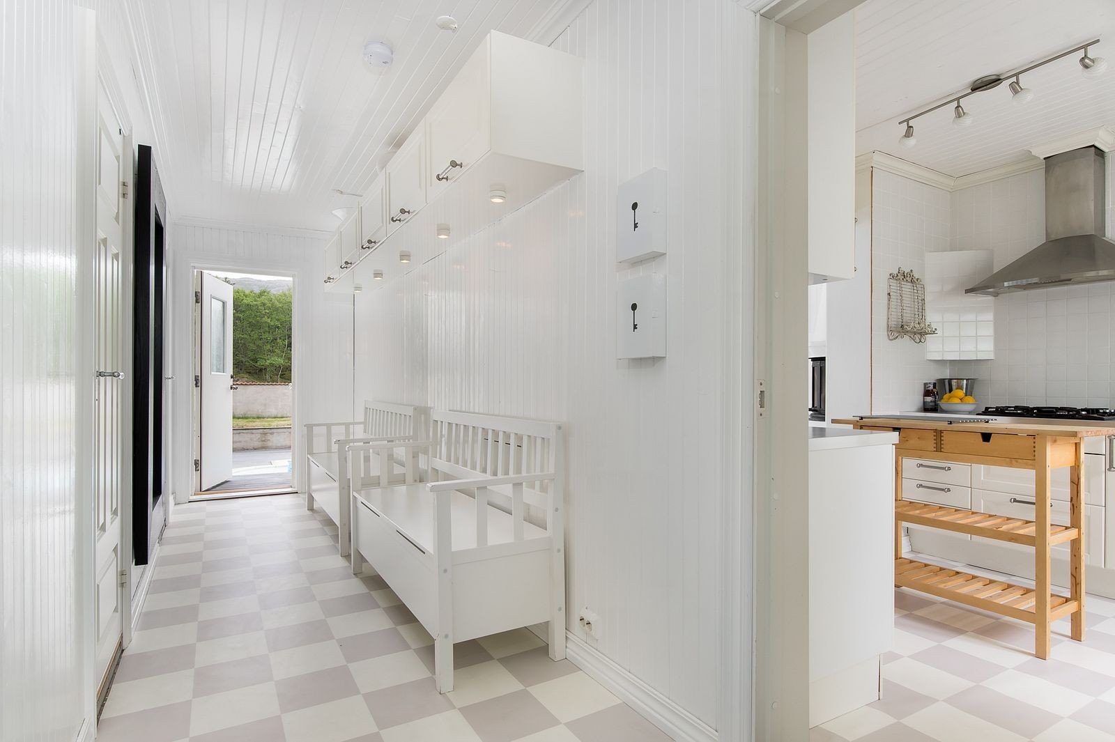 1.etasje inneholder: Kjøkken, 3 Stuer, gang og 2 baderom. Utgang til bassengområdet. Galleribilde