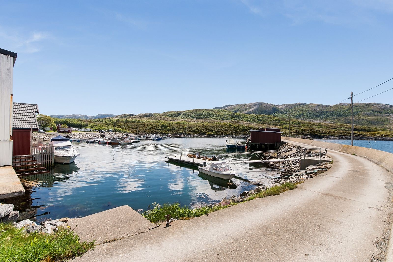 Det er merkede turstier med flere informasjonstavler langsturstien som starter ved parkeringen på Utvorda. Galleribilde