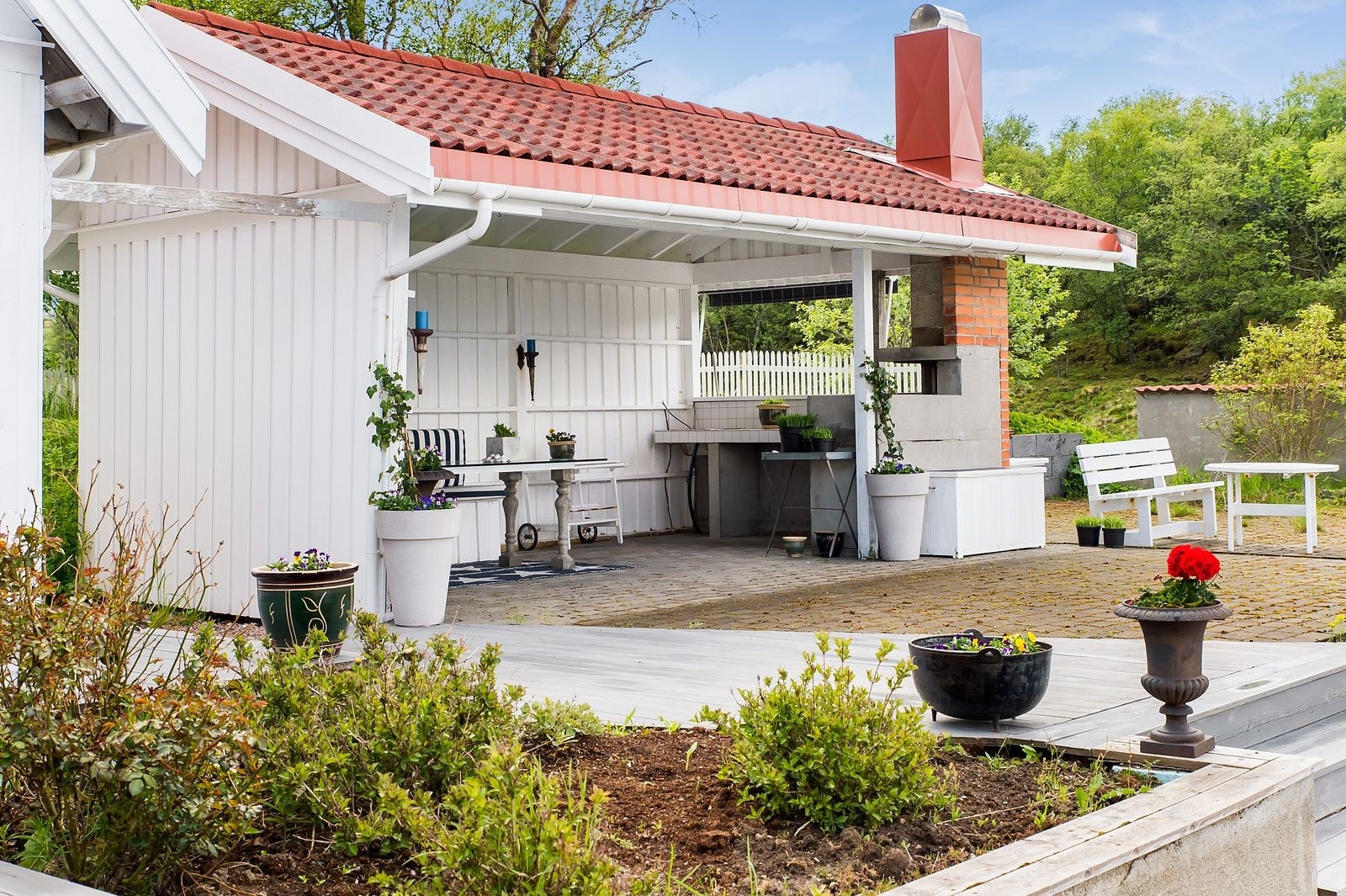 Lun utestue med plassbygd ildsted. Galleribilde